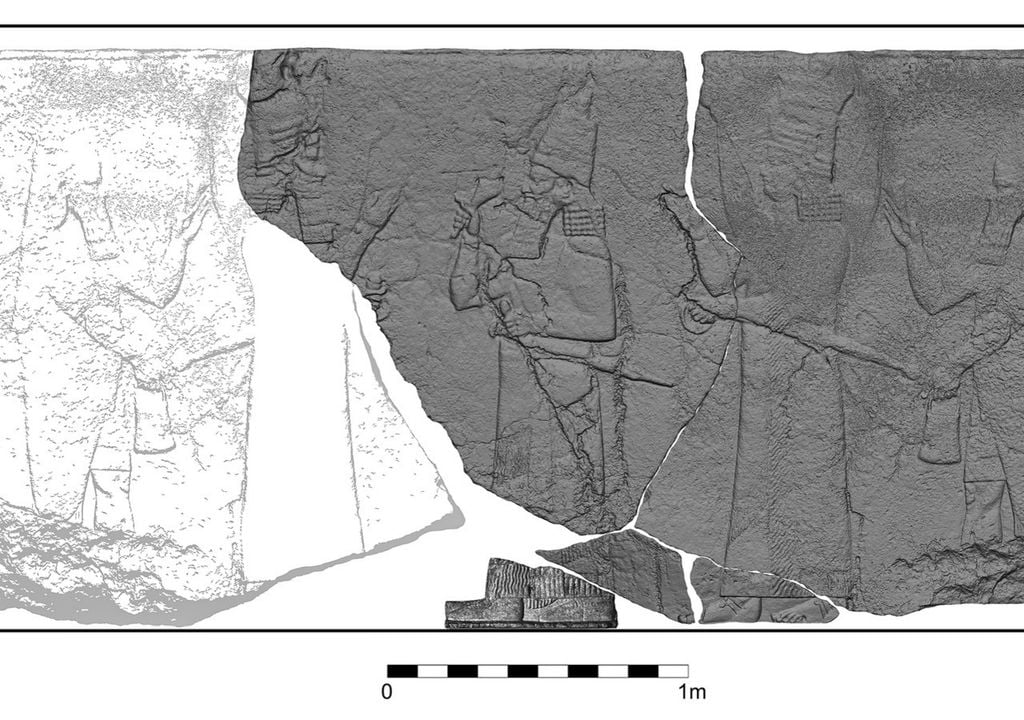 3D-Modell des Reliefs: Die Fundstücke sind dunkelgrau, hellgrau ist die Rekonstruktion auf Grundlage der Fundstücke. In der Mitte ist König Assurbanipal zu sehen.