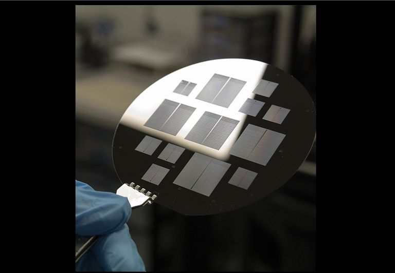 Oblea de silicio con los microchips en los que se trabaja en la Sala Blanca de la UPC. Crédito foto: UPC Oblea de silicio con los microchips en los que se trabaja en la Sala Blanca de la UPC. Crédito foto: UPC