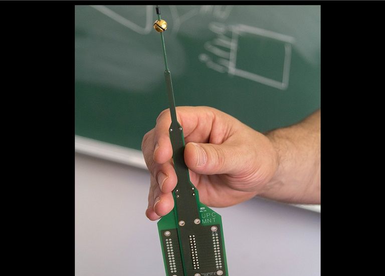 Imágenes del sensor esférico en miniatura 3D fabricado en la UPC, para futuras misiones a Marte. La esfera tiene un diámetro de 10 mm y un peso de 3 g, y se divide en 4 sectores. En su interior hay incorporados 6 microchips de silicio similares a los de REMS, TWINS y MEDA que permiten medir la velocidad y el ángulo del viento en el planeta rojo. Crédito fotos: UPC Imágenes del sensor esférico en miniatura 3D fabricado en la UPC, para futuras misiones a Marte. La esfera tiene un diámetro de 10 mm y un peso de 3 g, y se divide en 4 sectores. En su interior hay incorporados 6 microchips de silicio similares a los de REMS, TWINS y MEDA que permiten medir la velocidad y el ángulo del viento en el planeta rojo. Crédito fotos: UPC