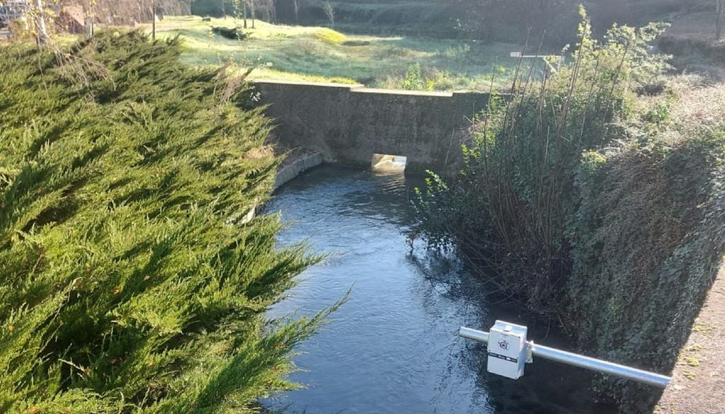 Sensor da Greenmetrics.ai na Ribeira da Costa/Couros, em Guimarães Os sensores da start-up portuguesa já fazem previsões superiores a uma hora, mas o objetivo é obter prognósticos com 24 horas de antecedência. Imagem: sensor na Ribeira da Costa/Couros, em Guimarães/ Greenmetrics.ai