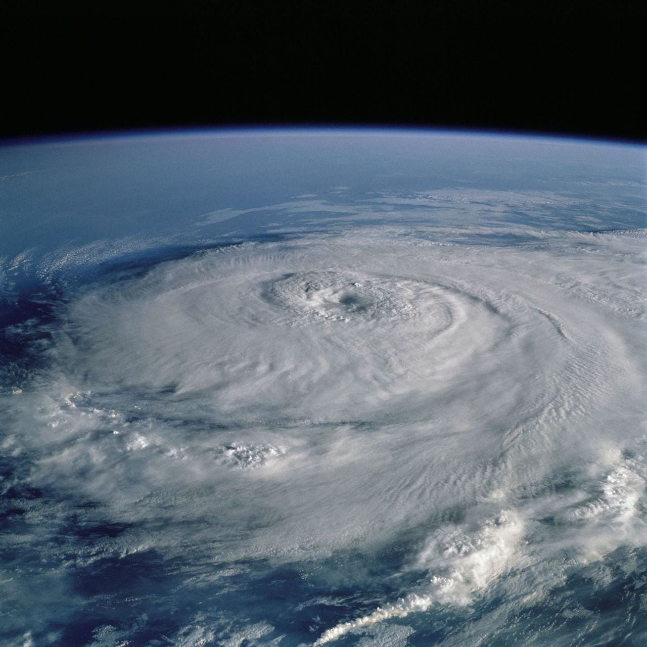 En esta imagen captada en 1985, se observa el huracán Elena desde el transbordador espacial Discovery. NASA