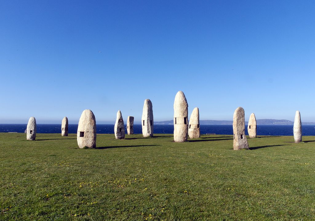 Los Menhires por la Paz, en el entorno escultórico de La Torre de Hércules, en La Coruña.