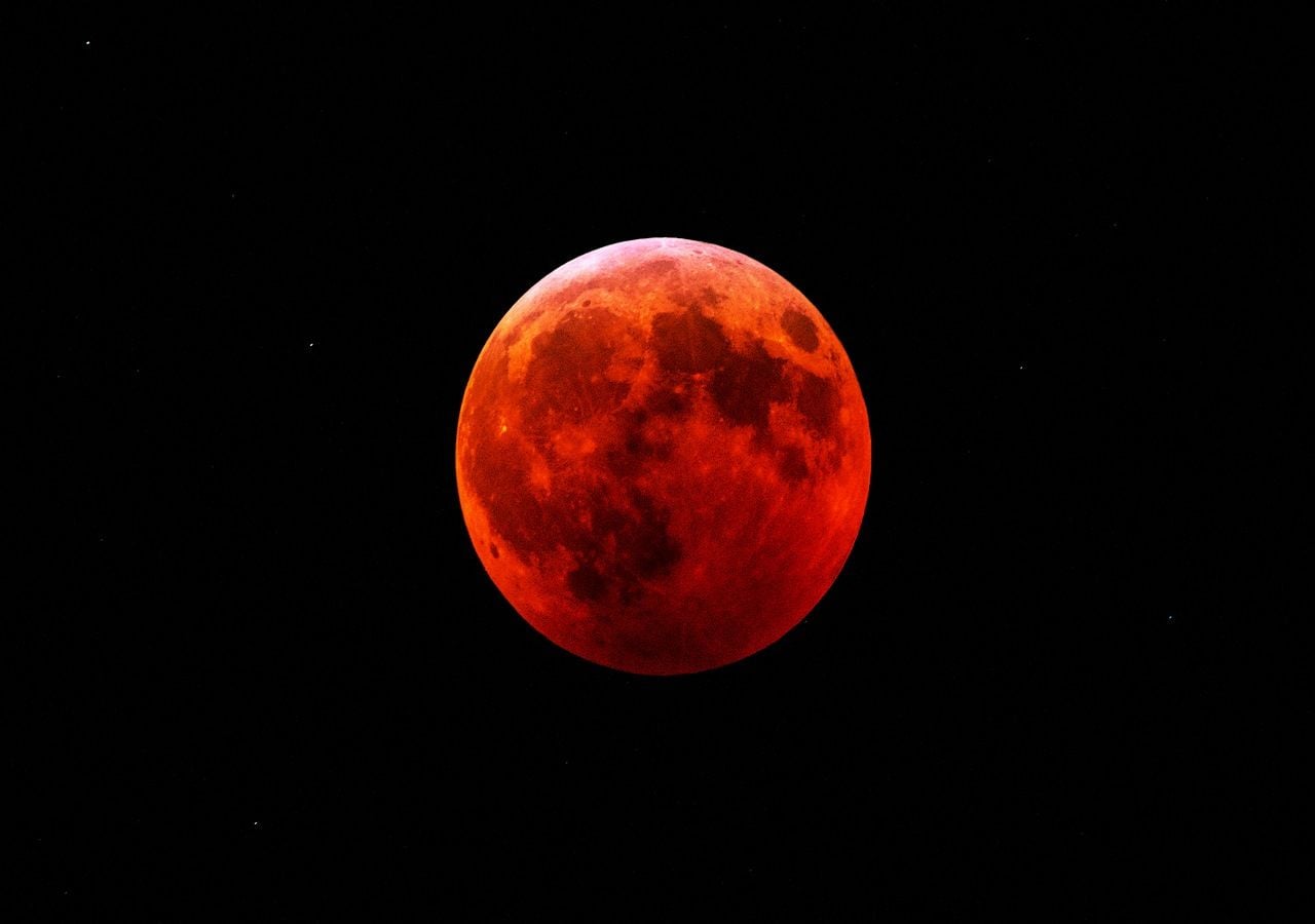 La Luna de la Cosecha se teñirá de rojo el 7 de septiembre de 2025 durante un eclipse total visible a simple vista.