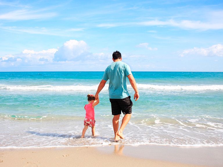 Padre y niña en la playa Padre y niña en la playa
