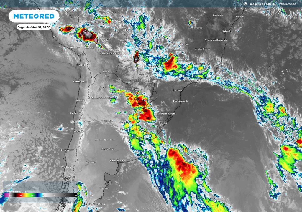 A primeira delas já atua no Rio Grande do Sul desde o início da segunda-feira (31), como é possível ver na imagem do satélite GOES-16.