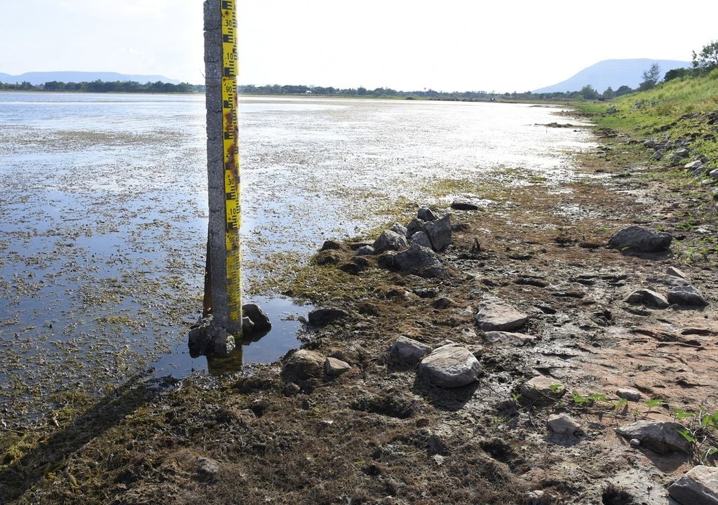 Embalse con bajo nivel de agua