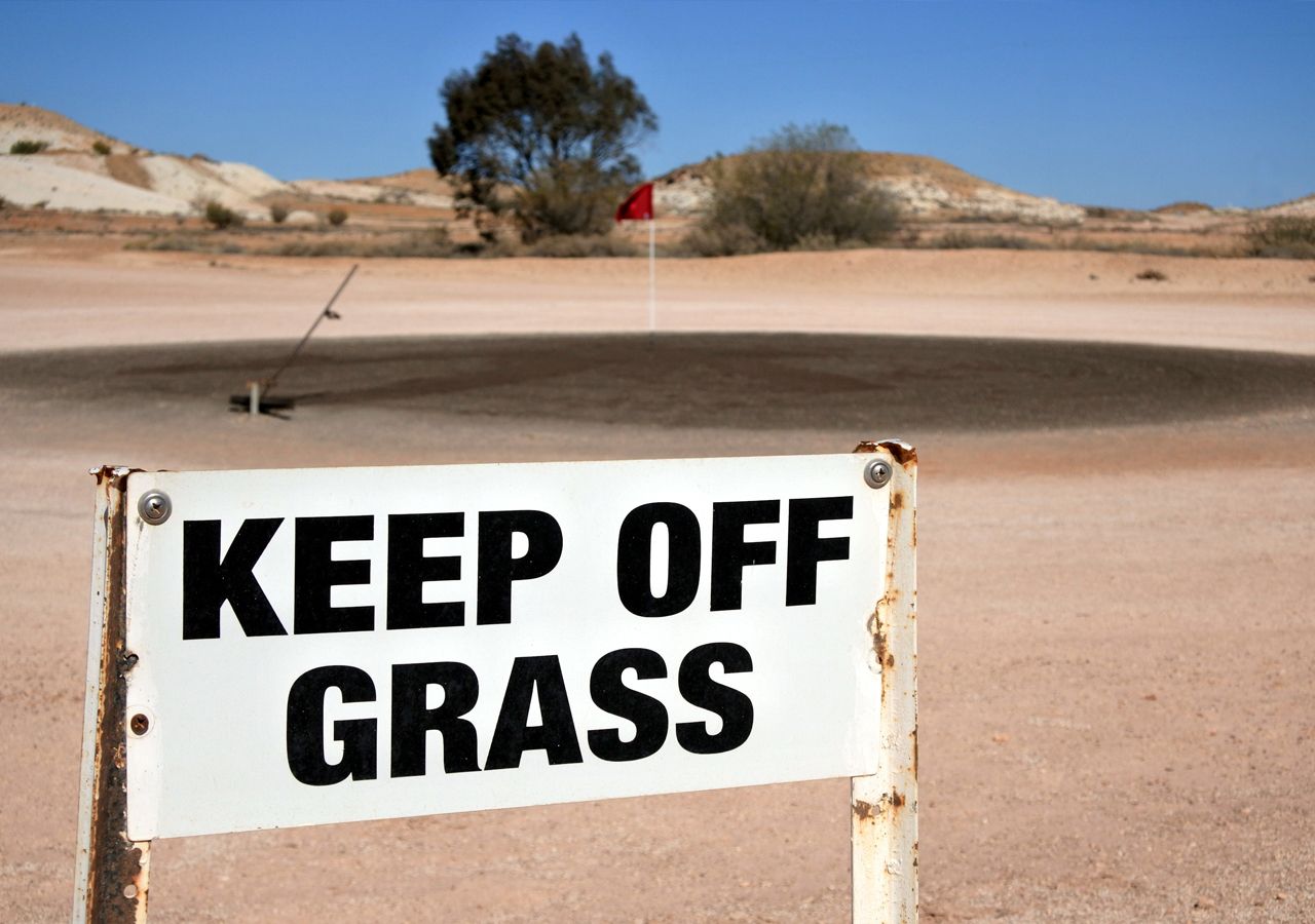 Campo de golfe Coober Pedy Opal Fields na Austrália do Sul. As temperaturas são tão elevadas durante todo o ano que é impossível manter a relva. É por isso que a vida é subterrânea.
