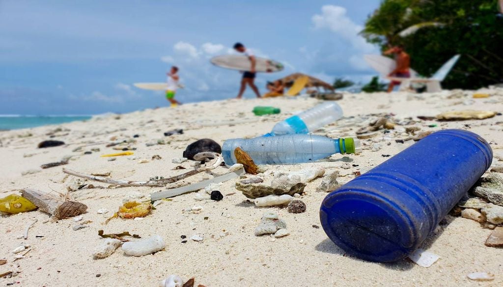 Lixo provocado por turistas num conhecido 'spot' de surf nas Maldivas.