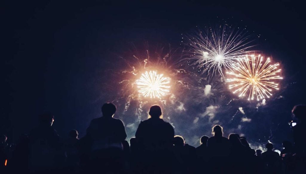 Fogo de artifício As explosões de luz e cor dos fogos de artifício libertam partículas finas e compostos químicos que podem degradar temporariamente a qualidade do ar.