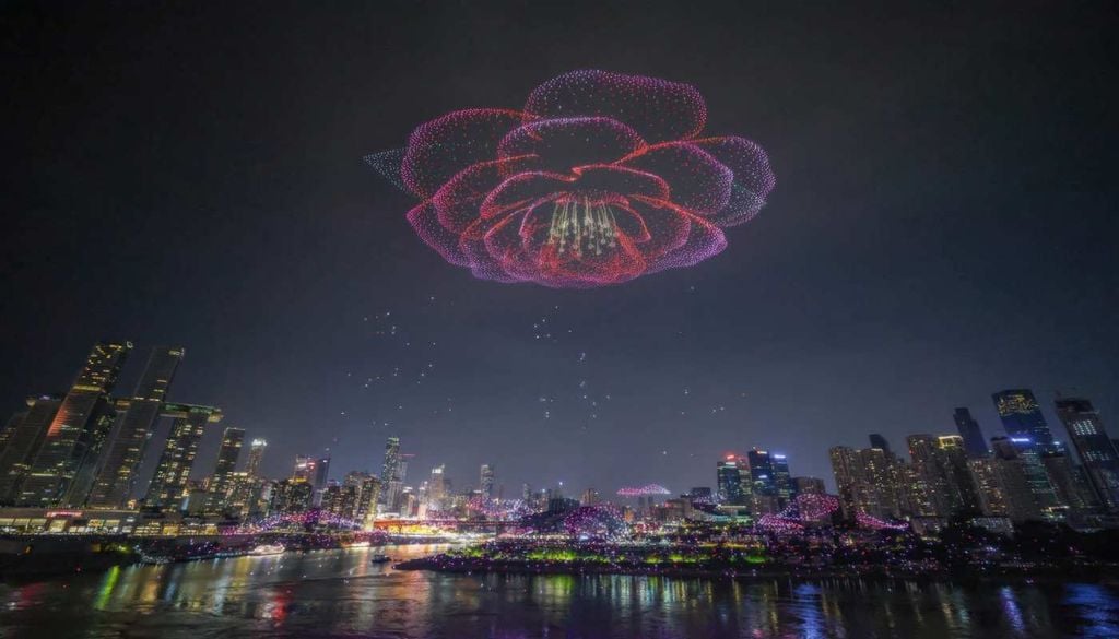 Espetáculos sustentáveis Atualmente já são várias as cidades que optam por oferecer espetáculos com drones luminosos e fogos de baixo fumo como alternativa mais sustentável, reduzindo a poluição atmosférica e sonora sem perder o efeito visual.