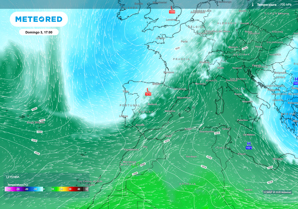 El choque entre aire polar y aire más cálido del suroeste, unido a la inestabilidad presente, está favoreciendo una intensa actividad convectiva.