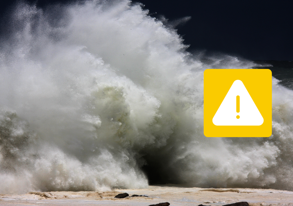 Olas rompiendo con fuerza en el litoral chileno durante el aviso especial de marejadas emitido por la Armada de Chile. Vigencia: del 29 al 31 de octubre de 2025.