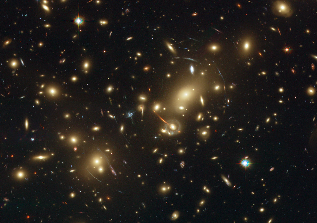 Bild von Abell 2218, einem dichten galaktischen Haufen, der etwa 2 Milliarden Lichtjahre von der Erde entfernt ist.