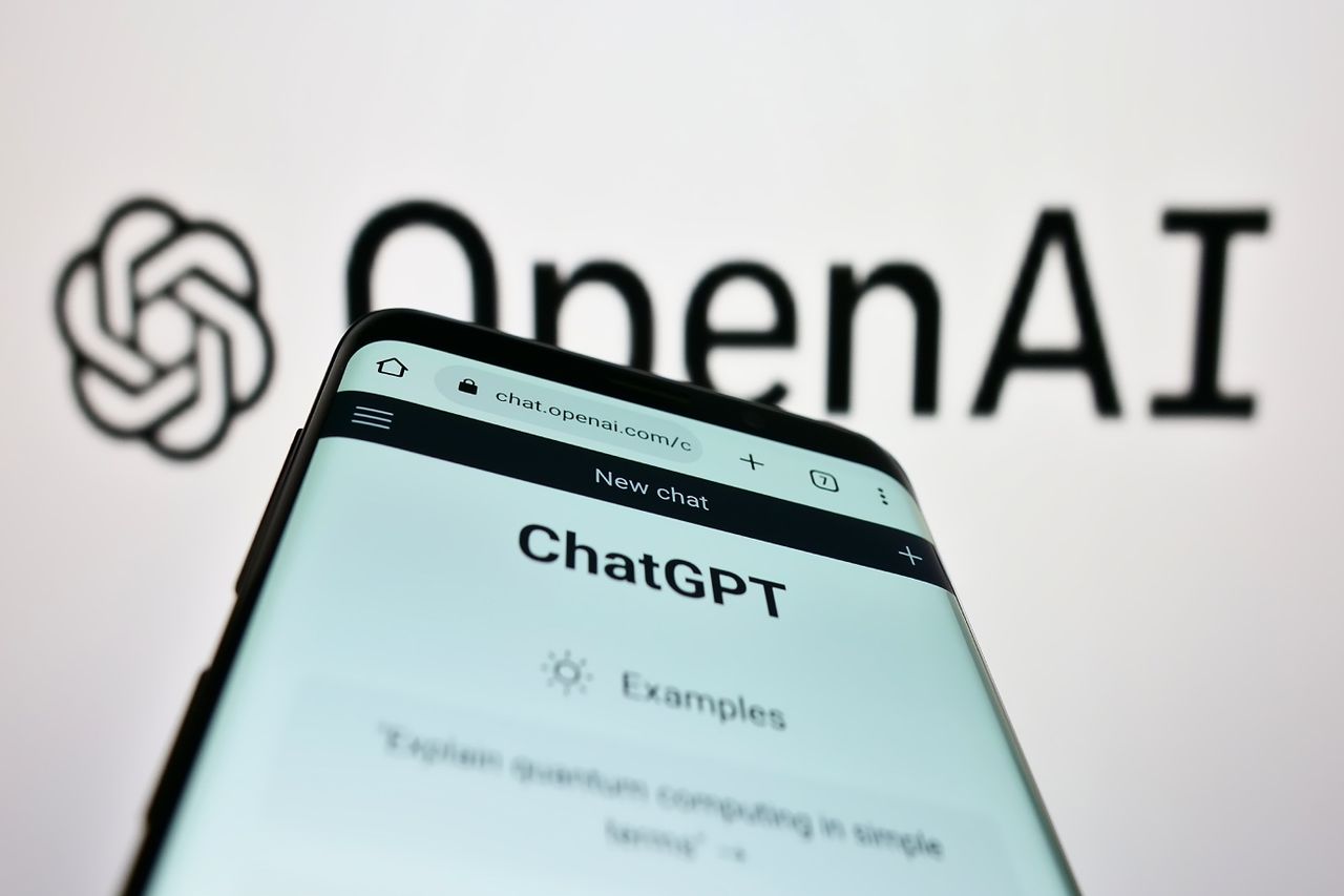 Millones de personas en todo el mundo han utilizado ChatGPT para escribir textos, buscar información y aprender, lo que ilustra la popularización de los asistentes de IA en la vida cotidiana.