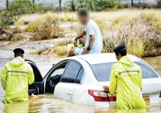 Mortíferas inundaciones causas destrucción y arrastran varios vehículos en Nizwa, Omán