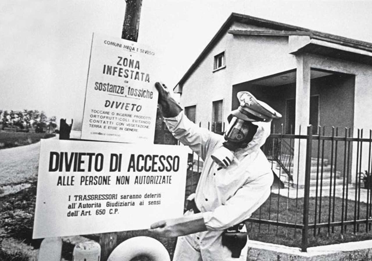 Il disastro di Seveso fu un incidente industriale avvenuto il 10 luglio 1976 in un impianto chimico situato a circa 20 chilometri a nord di Milano. L’evento causò la più alta esposizione nota alla diossina in una popolazione residente, che fu evacuata solo dopo alcuni giorni dall’incidente. Foto via wikipedia, https://commons.wikimedia.org/wiki/File:SEVESO-1976.jpg