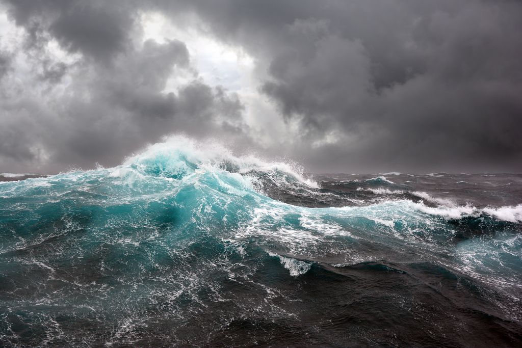 Olas oceánicas en un día de tormenta con los cielos grises