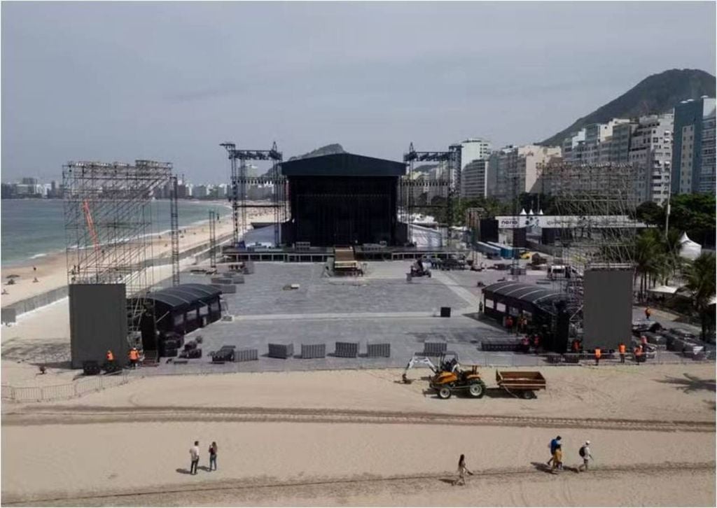 Palco sendo montado nas areias de Copacabana, no Rio, para o show da Shakira. Foto: Marcia Foletto.