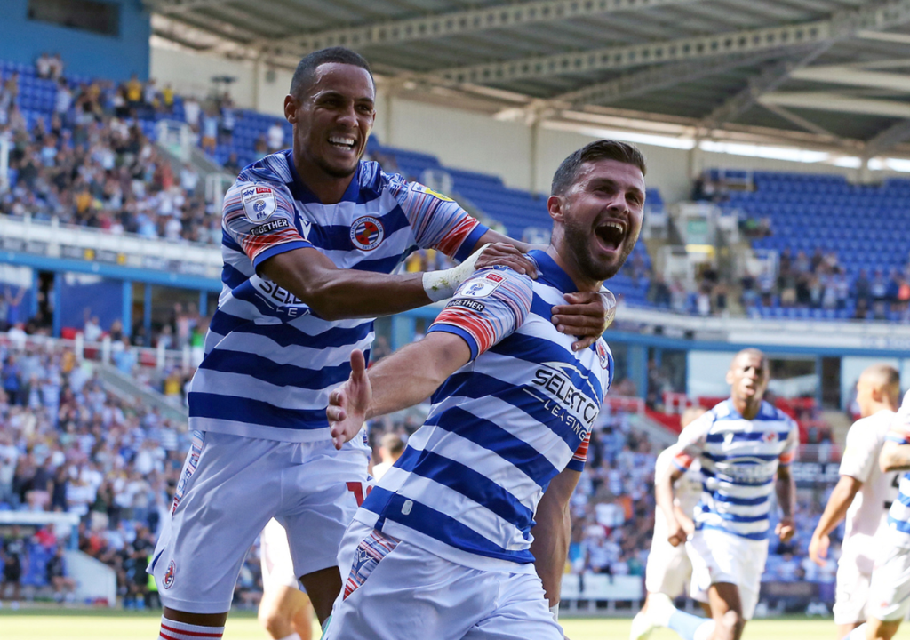 El Reading Football Club lució las franjas azules y rojas en su camiseta en la temporada 2022/2023. Foto: ShowYourStripes. El Reading Football Club lució las franjas azules y rojas en su camiseta en la temporada 2022/2023. Foto: ShowYourStripes.