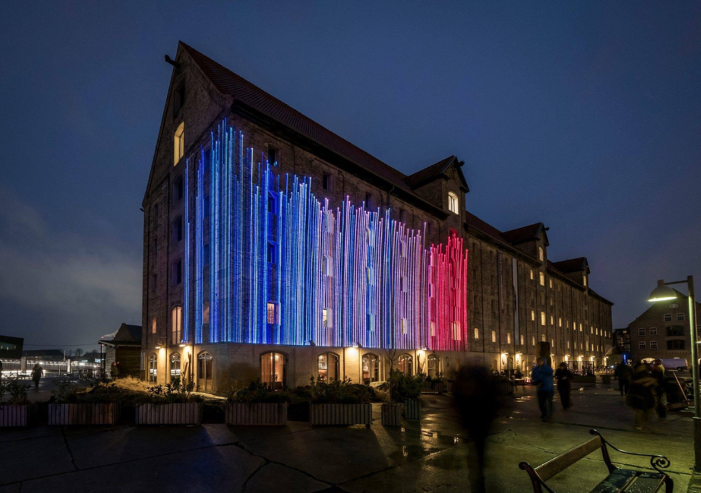 En 2021, las franjas del calentamiento fueron usadas para un show de luces en Copenhague (en la foto) y Berlín. Foto: ShowYourStripes. En 2021, las franjas del calentamiento fueron usadas para un show de luces en Copenhague (en la foto) y Berlín. Foto: ShowYourStripes.