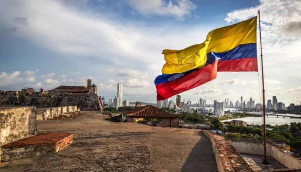 Por sus condiciones orográficas, físicas y climatológicas Colombia es el país más llovedor. Por sus condiciones orográficas, físicas y climatológicas Colombia es el país más llovedor.