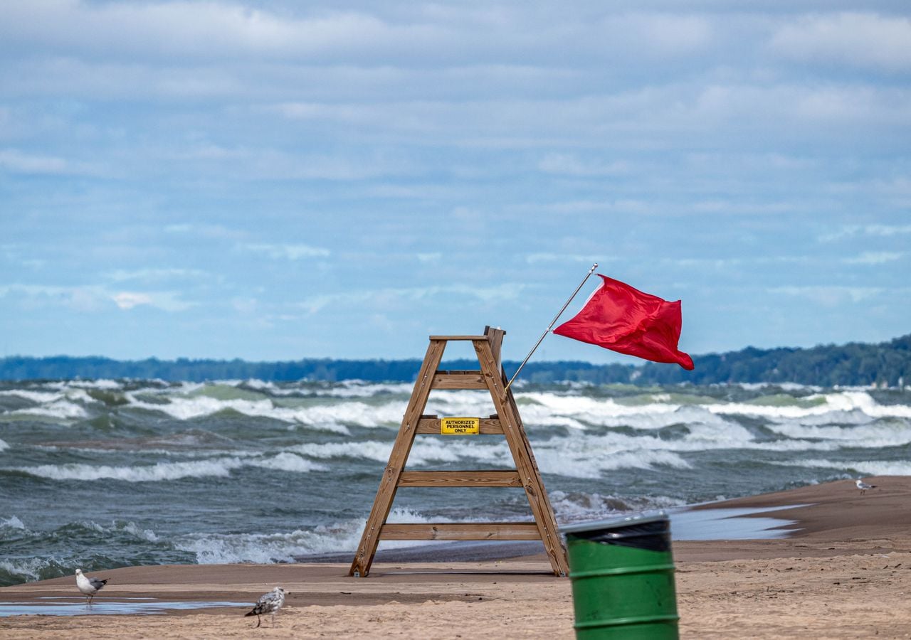 No cometer riesgos innecesarios es un buen modo de evitar ahogamientos, como respetar las banderas de las playas.