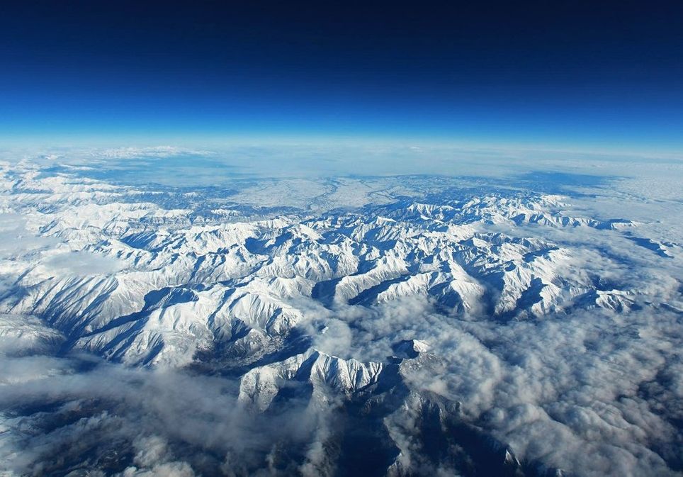 El cambio climático, la degradación de la tierra y las catástrofes naturales son graves amenazas para las montañas. El cambio climático, la degradación de la tierra y las catástrofes naturales son graves amenazas para las montañas.