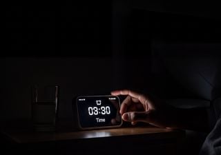 Si ten&eacute;s un vuelo o un compromiso importante, esto explica por qu&eacute; te despert&aacute;s antes de que suene la alarma