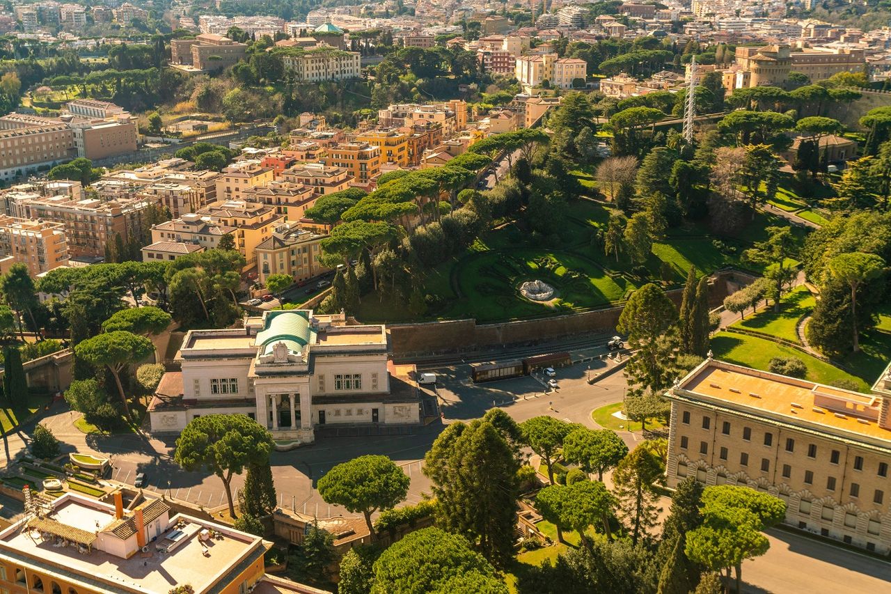 La stazione dei treni di Città del Vaticano, a Roma, con il binario che si collega alla rete ferroviaria italiana.