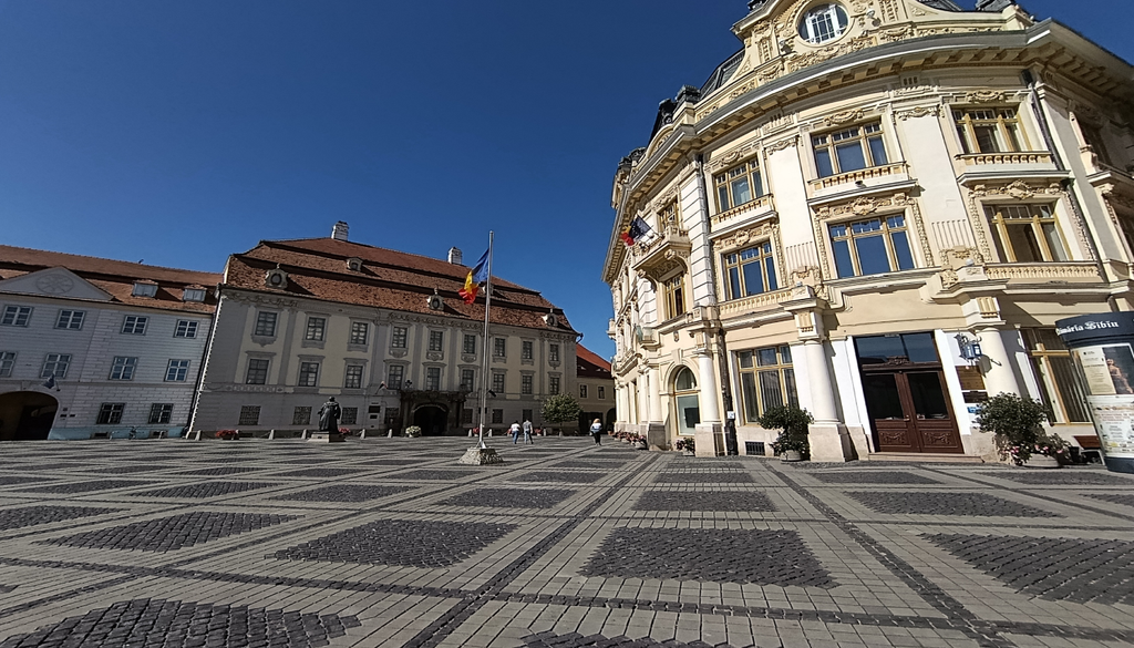 A Piața Mică, em frente ao Palácio Brukenthal. Fonte própria.