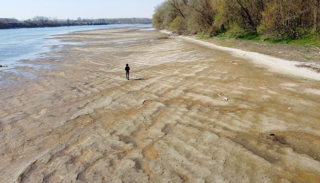 Siccità, Nord Italia. Il Po, l’arteria vitale della Val Padana, è in sofferenza drammatica, con livelli che a Pontelagoscuro (Ferrara) sono scesi ben al di sotto della soglia critica di 450 metri cubi al secondo.