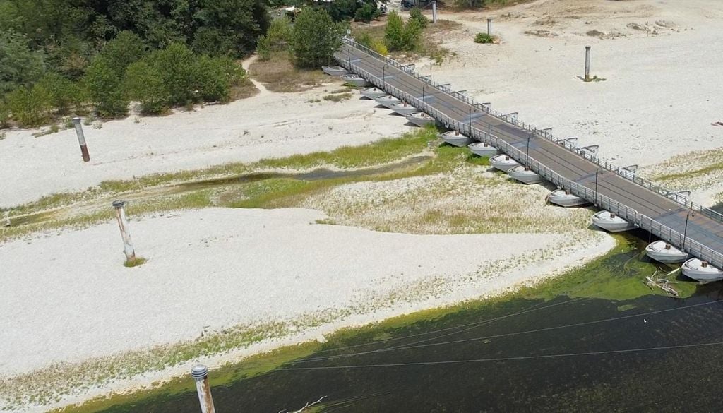 Problemi di siccità e aridità nel fiume Po quasi privo d’acqua, con ampie distese di sabbia e assenza di acqua – cambiamento climatico e riscaldamento globale, vista aerea con drone al Ponte delle chiatte di Bereguardo, Lombardia. Foto di repertorio
