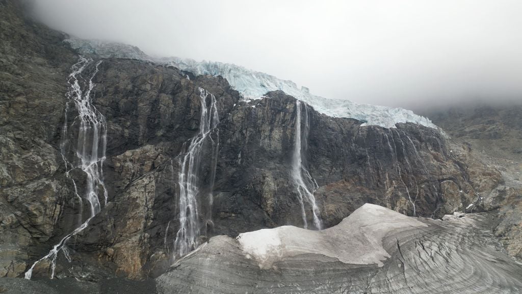 Italia, Sondrio, Valmalenco, Alpe Gera – vista aerea con drone del ghiacciaio Fellaria nelle Alpi – Foto di repertorio