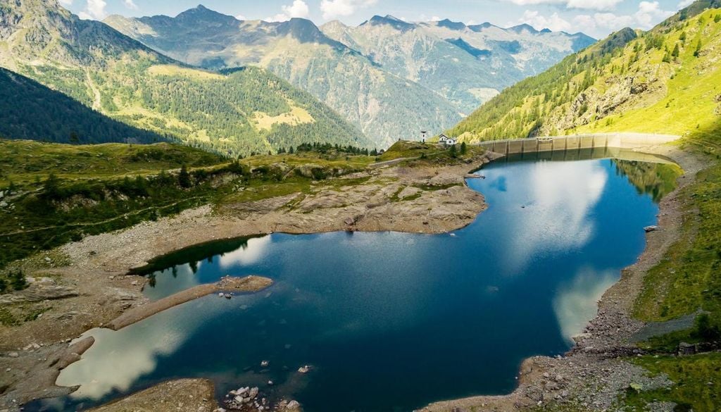 Un aspetto spesso sottovalutato riguarda quella sorta di "tesoretto" costituito dagli invasi idroelettrici situati nelle testate vallive. - Valgerola - Valtellina - Diga di Pescegallo (Foto di repertorio)