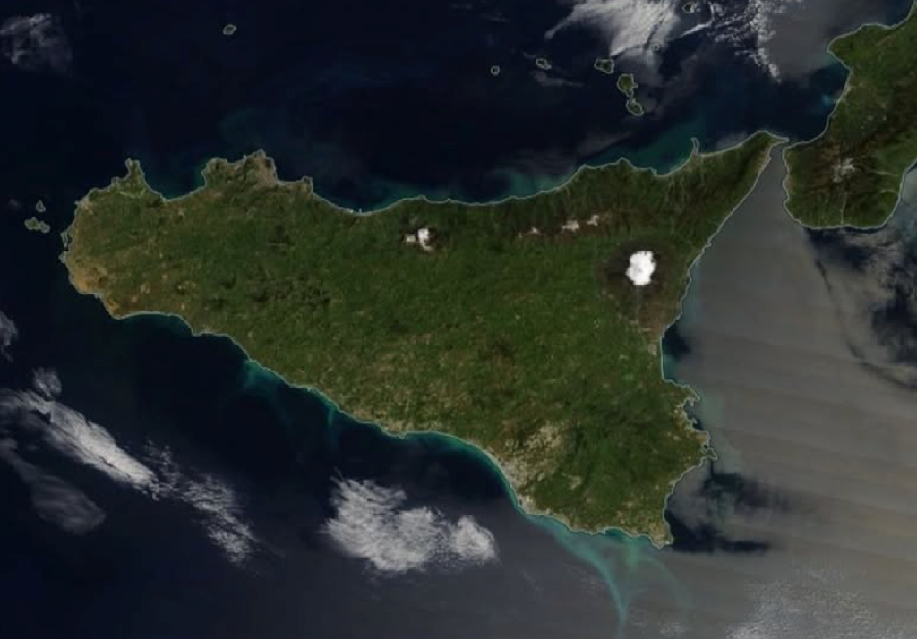 La verdeggiante Sicilia di queste settimane ripresa dallo spazio. Ben visibile la copertura nevosa dell'Etna sopra i 1800 metri.Credit: NASA