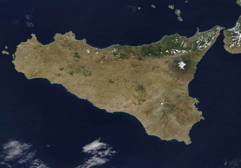 Stessa isola dell'immagine precedente ma nella versione "arida" a cui dovremo abituarci se il cambiamento climatico proseguirà il suo attuale andamento. Credit: NASA