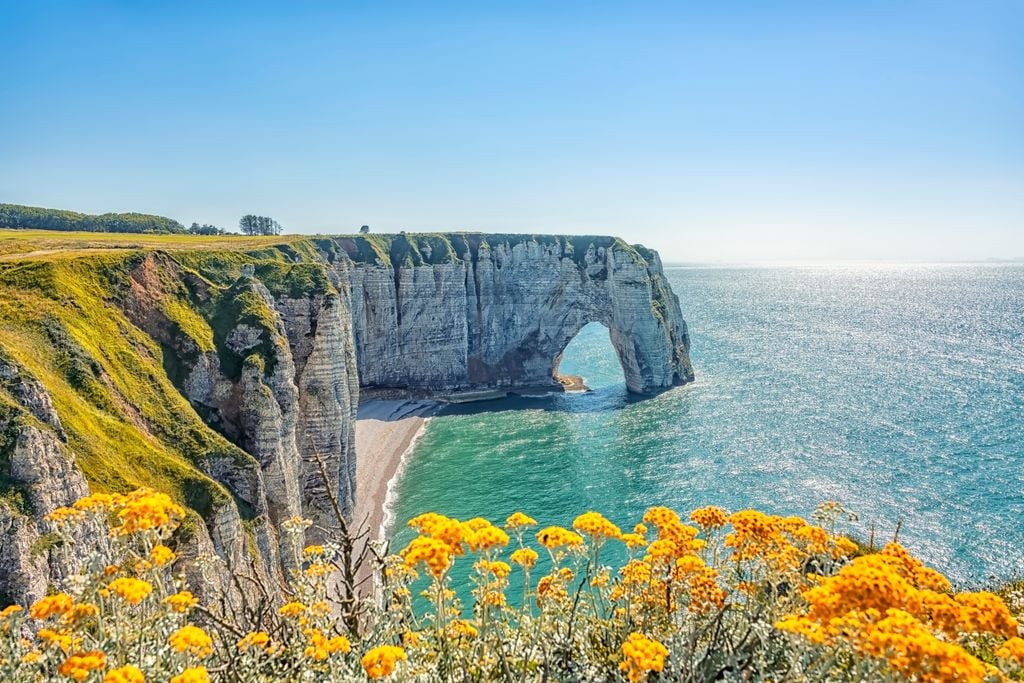 Die Küste bei Étretat zählt im Sommer zu den meistbesuchten Orten in der Normandie. Foto: Adobe Stock