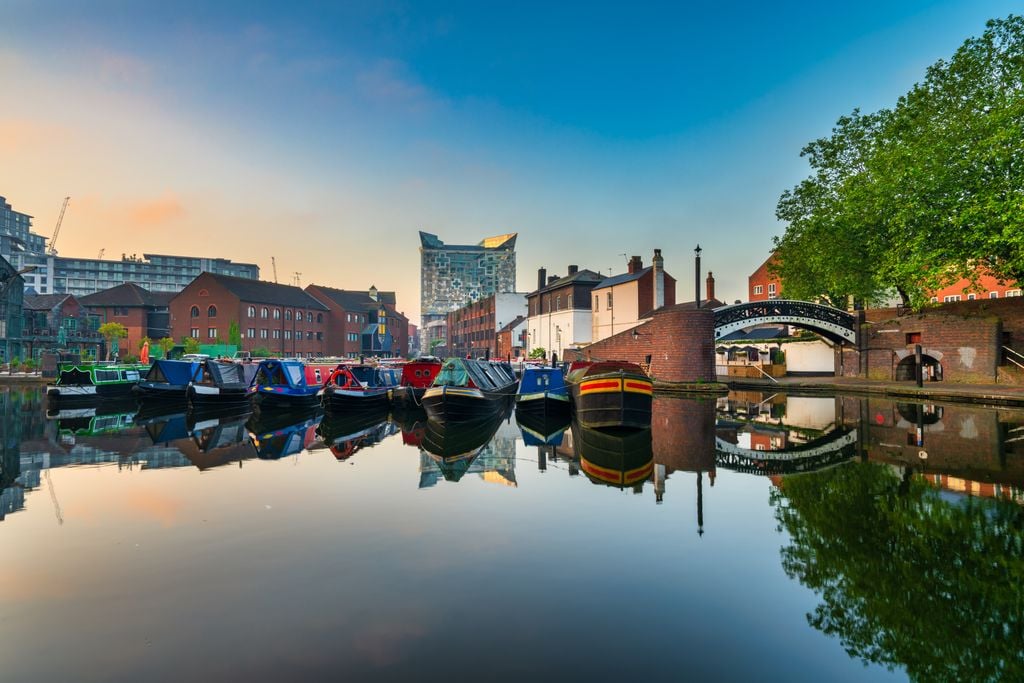Birmingham Auch ihre historischen Kanäle tragen zum Reiz der Stadt in den West Midlands bei. Foto: Pawel Pajor/Adobe Stock