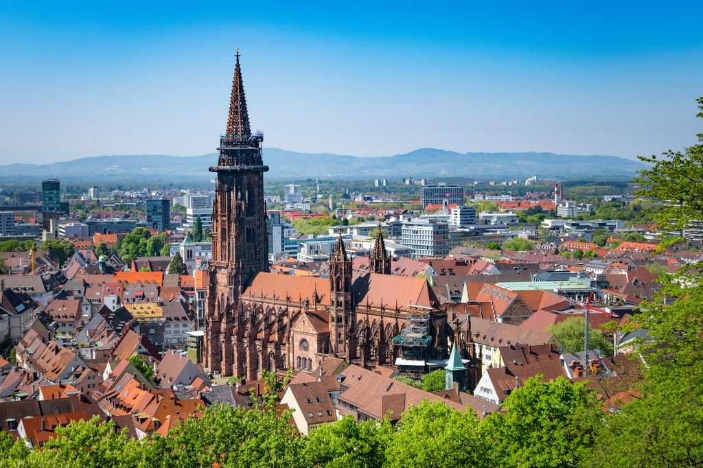 Von der Spitze des Freiburger Münsters öffnet sich ein grandioser Blick. Foto: Adobe Stock