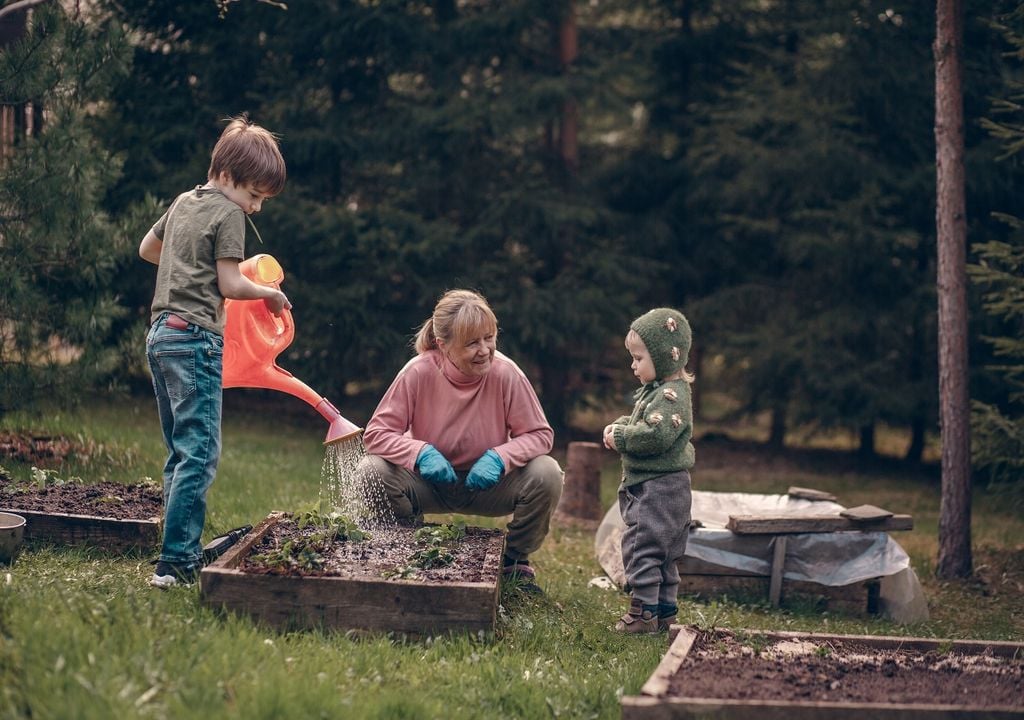 Madre e hijos plantando almácigos en un campo