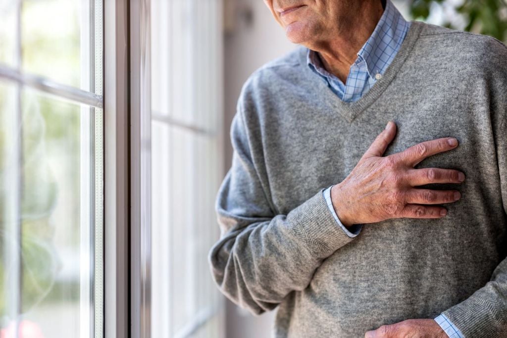 El infarto al corazón se puede presentar con un intenso dolor que puede correr del pecho hasta el brazo, sudor en exceso