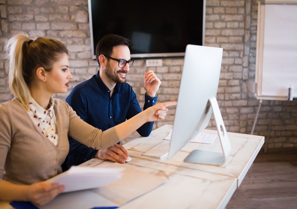 Mujer, hombre, computador, análisis, oficina Mujer, hombre, computador, análisis, oficina