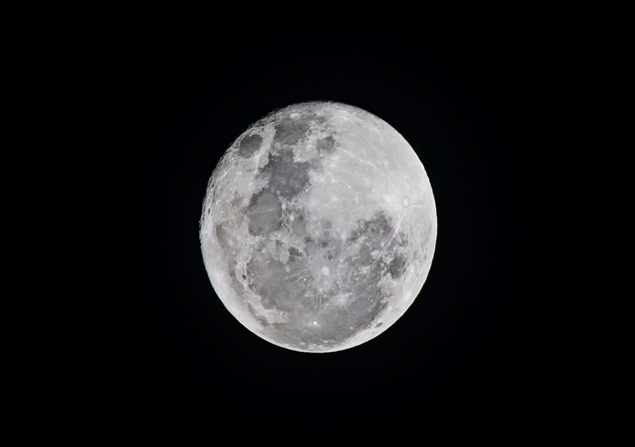 ¿Cómo se formaron estas rocas únicas en la Luna? Imagen: Bruno Scramgnon en Pexels