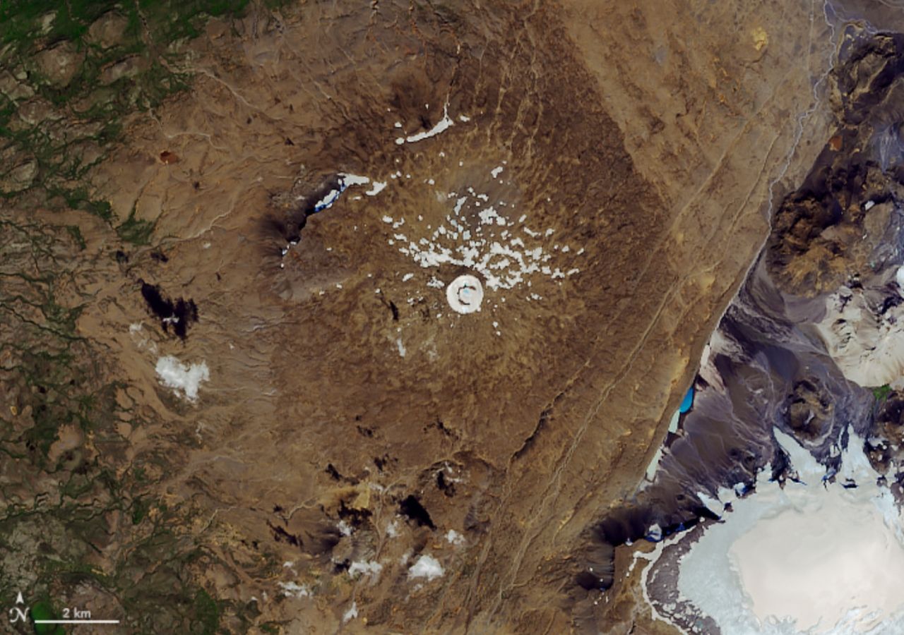 Fotografías satelitales de 1986 y 2019 muestran cómo el "glaciar Ok" desapareció casi por completo de la cima de un volcán islandés. Esta imagen corresponde a la situación última del glaciar en 2019. Imagen: NASA.