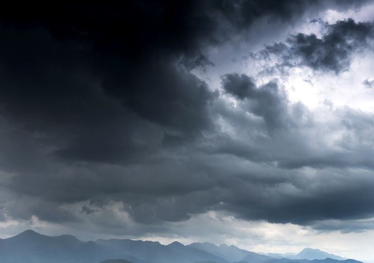 Nubes oscuras anunciando temporal y tempestades Nubes oscuras anunciando temporal y tempestades