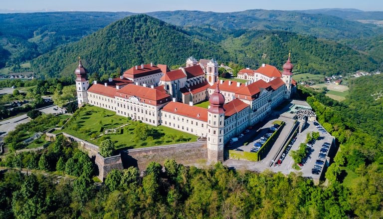 Silencio, monta&ntilde;a y claustros de piedra: 5 monasterios de Europa en los que pasar la noche este oto&ntilde;o 2026