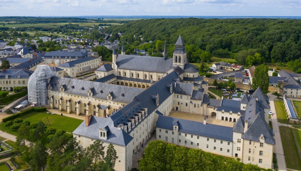 Vista aérea de la Abadía de Fontevraud, en el Valle del Loira, Francia.