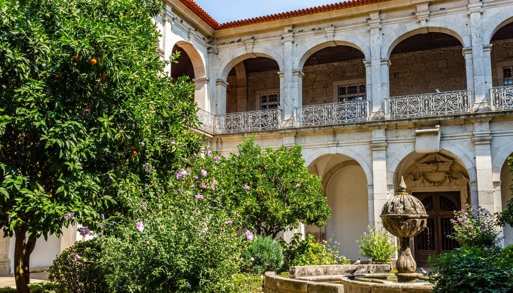 Claustro del monasterio de Arouca, en el norte de Portugal.