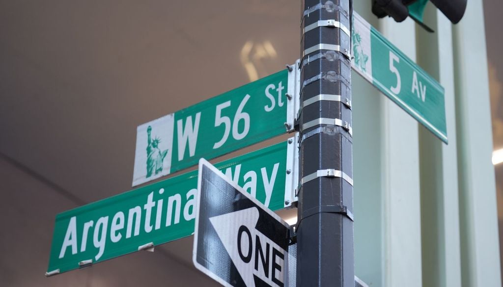 "Argentina Way" en la Quinta Avenida de Manhattan "Argentina Way" en la Quinta Avenida de Manhattan, a unas tres cuadras del Central Park. | Fotos: cortesía de Sergio Llamera y Cush Agui para el Consulado General y Centro de Promoción en Nueva York.