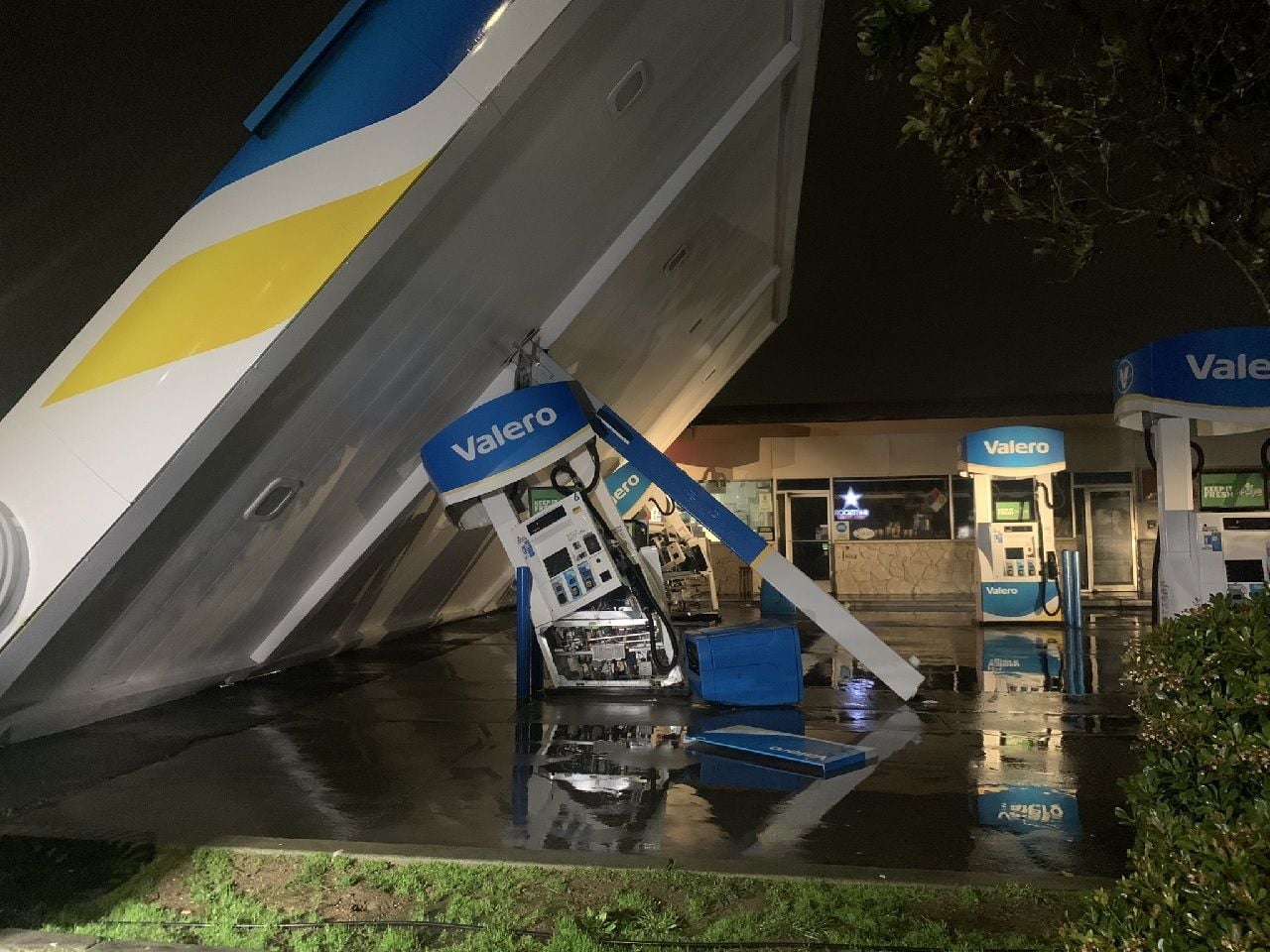 Los intensos vientos derribaron el techo de una gasolinera en San Francisco. Fotografía: @MariaAMejia